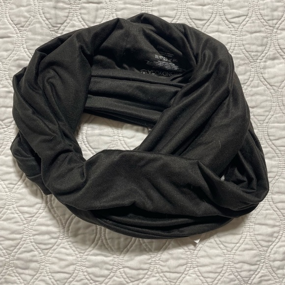 Beyond Yoga Pocket Infinity Scarf in Black NWT - Picture 2 of 3